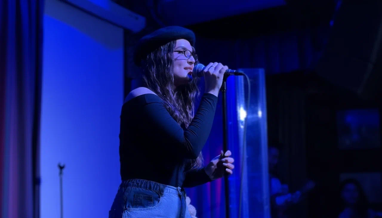 фотографии выступлений, костюмов и моментов взаимодействия с залом